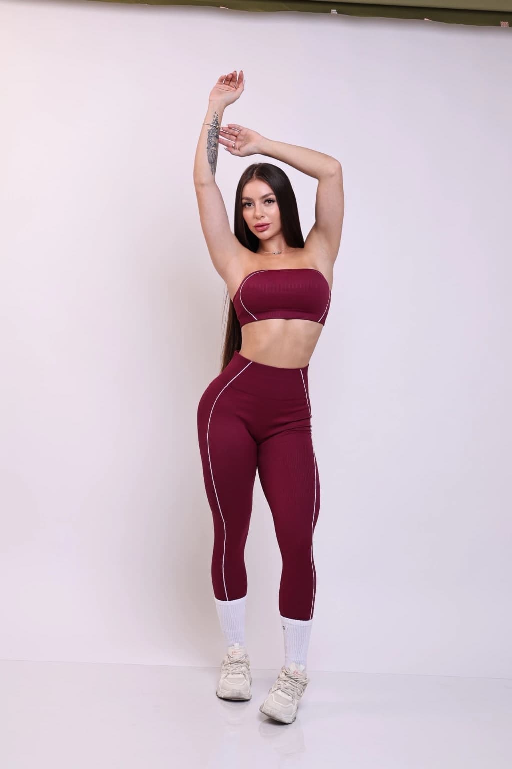 Taciane Eduarda em estúdio, com roupa de treino